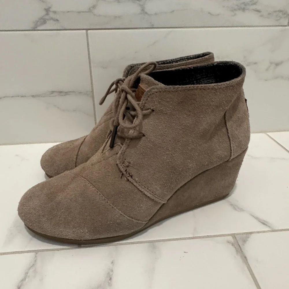 TOMS Womens 9 Suede Wedge Booties Taupe Lace Up Ankle Boots Boho Casual‎ Shoes